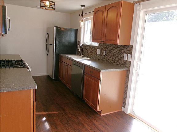 5th image of 33 Crest Ave