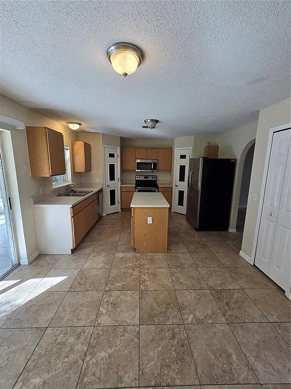4 bed, 2.5 bath, 2256 sqft, $2,200 — Photo 3