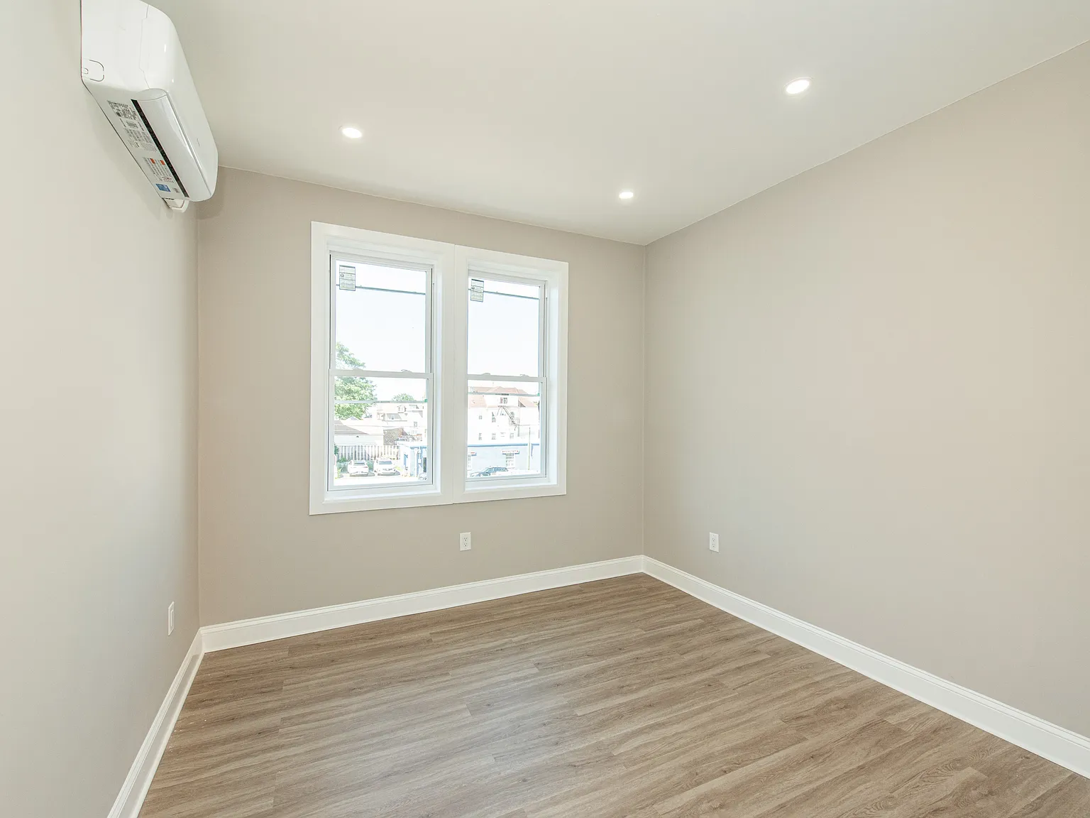 2 bed, 585 sqft, $2,400 — Photo 3