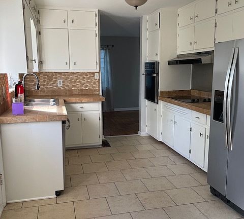 Kitchen with eat in area