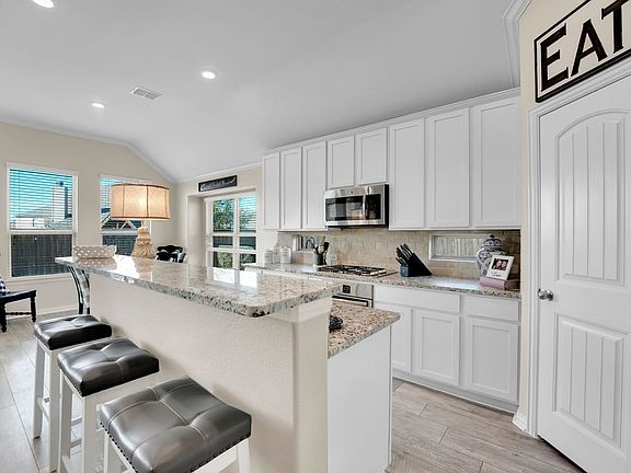 4th image of 16601 Lincoln Park Ln