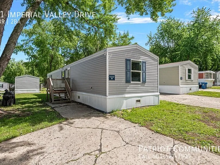 31 Imperial Valley Dr — Photo 1