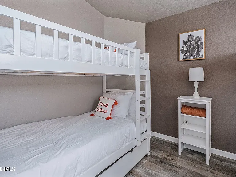 1142 E Kings Ave — Photo 30