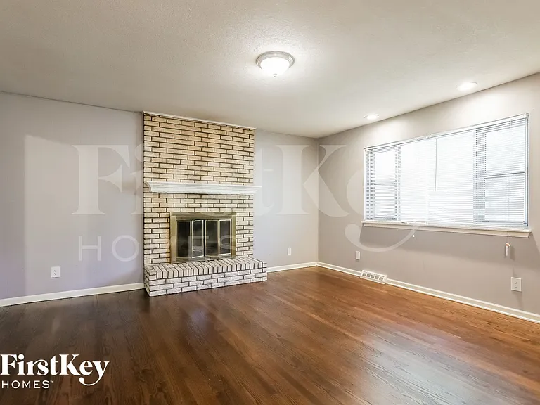 1004 SW 14th Ter — Photo 3