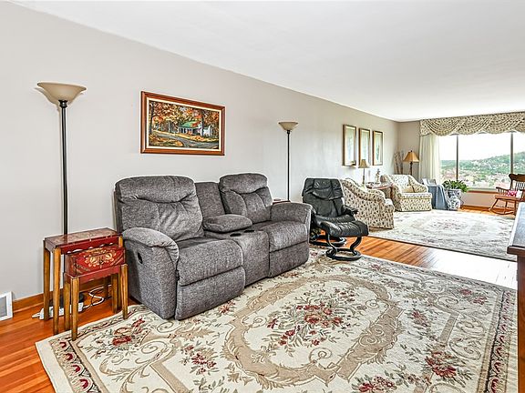 4th image of 2462 Pittview Ave