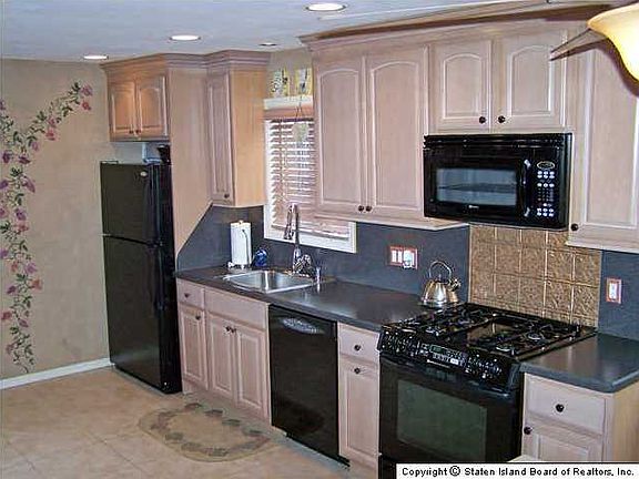4th image of 387 Leverett Ave