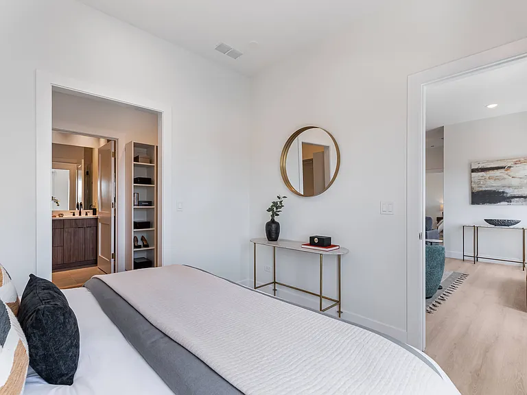 North + Damen — Photo 10