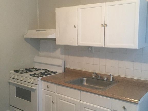 4th image of 1334 Narragansett St