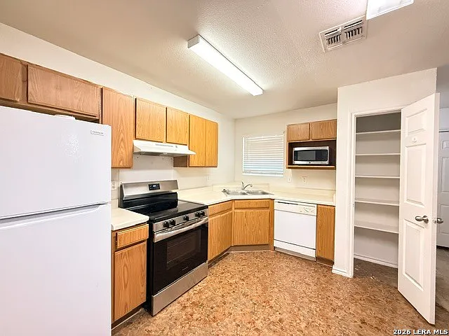 3 bed, 2.5 bath, 1240 sqft, $1,450 — Photo 3