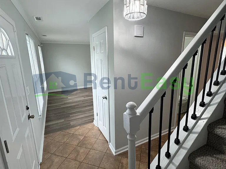1584 Boles Pl — Photo 2