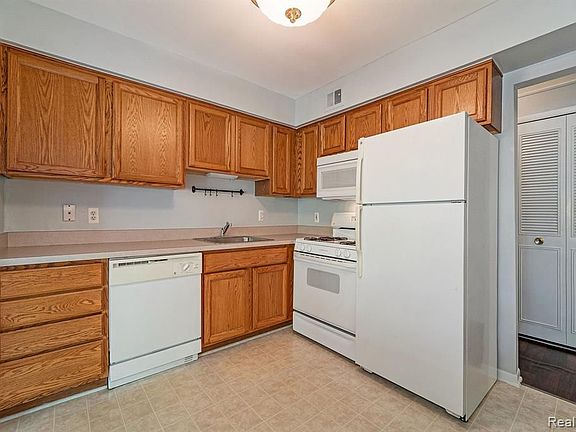 5th image of 434 Fox Hills Dr N #A-8