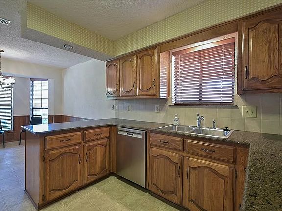 5th image of 4014 Double Oak Ln