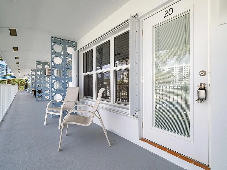 1110 N Riverside Dr #20 — Photo 30