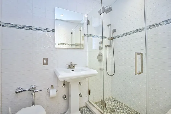 Sold by PRENDAMANO REAL ESTATE | media 32