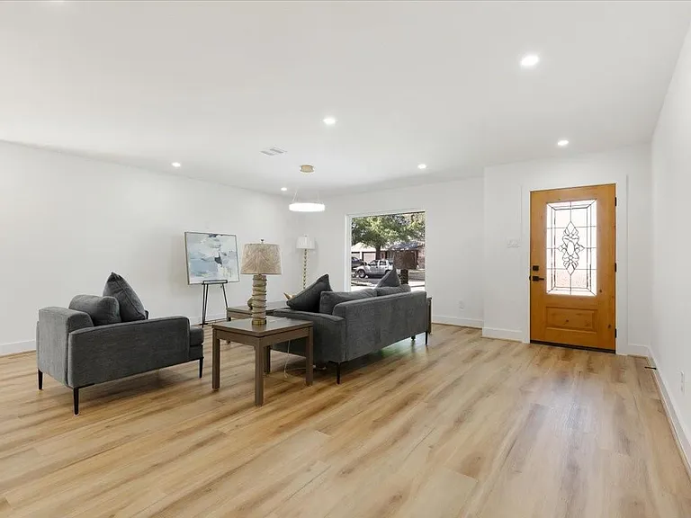 9603 Emnora Ln — Photo 3