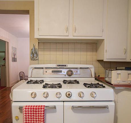 3rd image of 2403 Hewes Ave