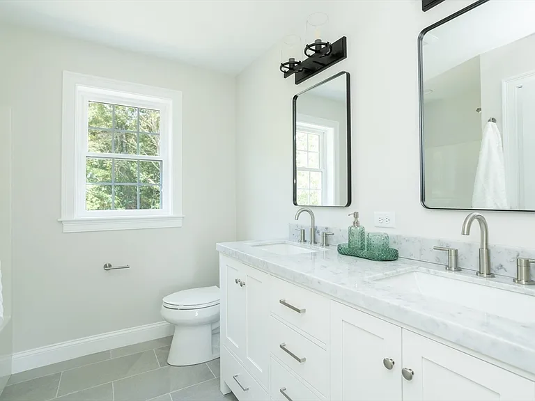 65 Great Neck Rd — Photo 38