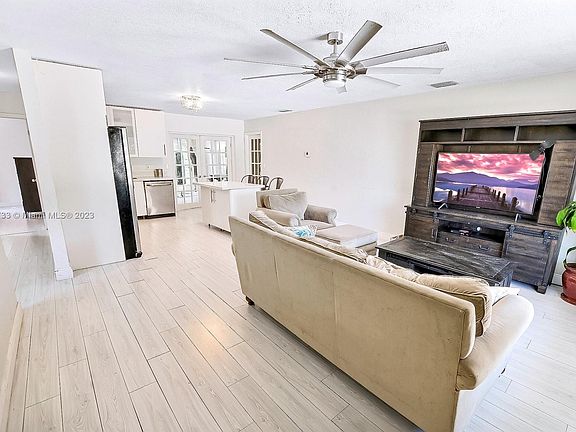 4th image of 801 SW 64th Ave