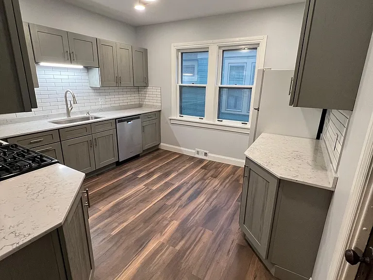 10 Traymore St #UPPER — Photo 3