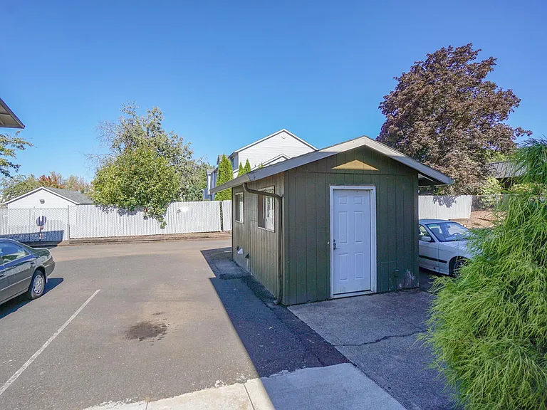 704 N Broadway St — Photo 8