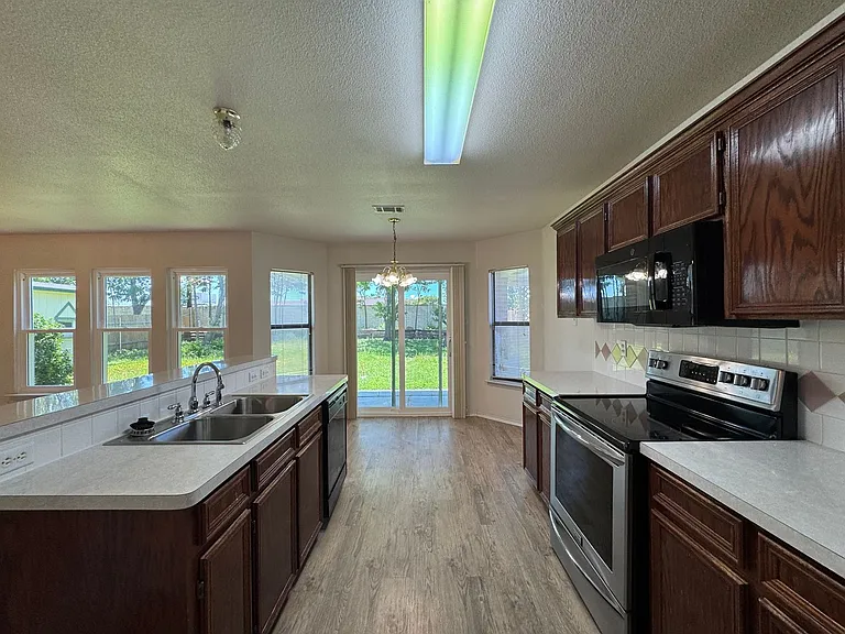 1204 Bristol Dr — Photo 4