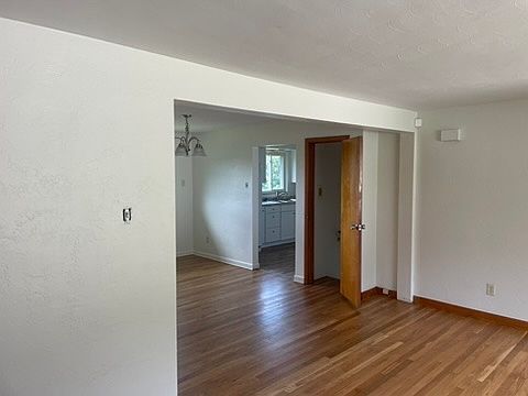 2nd image of 1092 Greentree Rd