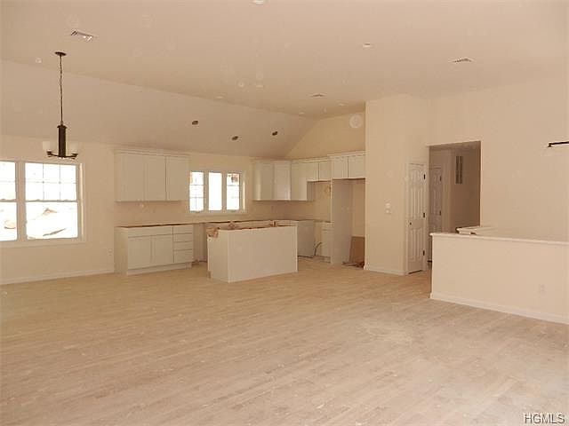 2nd image of 300B Seminary Hill Rd