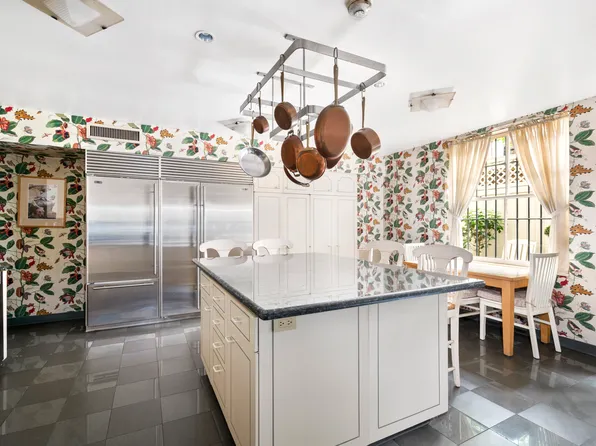 163 East 64th Street image 8 of 33