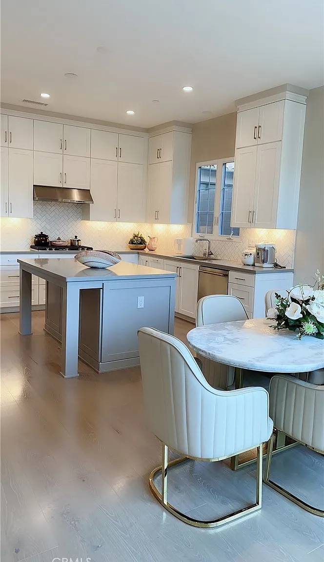 4 bed, 2382 sqft, $7,000 — Photo 4