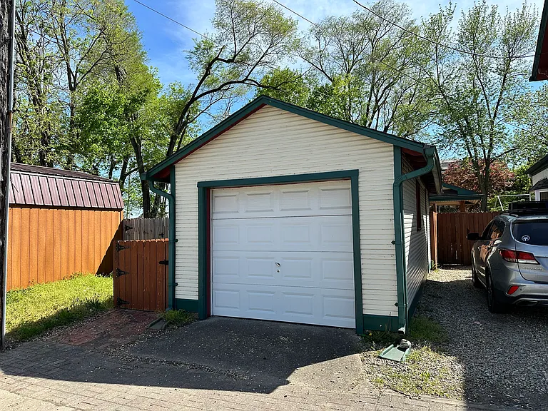 321 Linden St — Photo 3