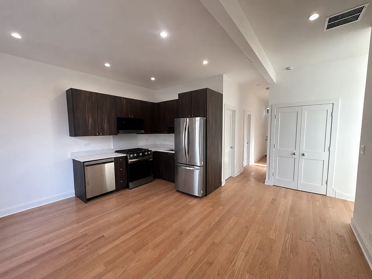 Building Photo - 1325 W Barry Ave #2R
