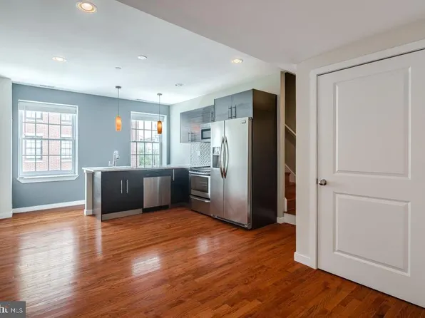 301 Market St APT 3R, Philadelphia, PA 19106