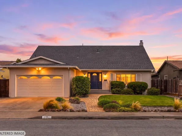 17 Eastside Circle, Petaluma, CA 94954
