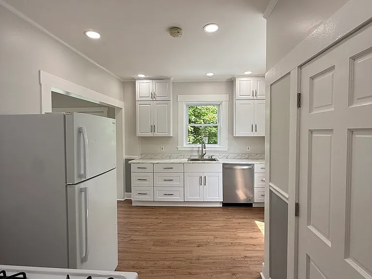 421 Belgrade Ave — Photo 5