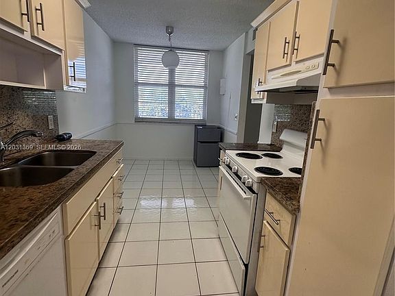 5th image of 250 Jacaranda Dr APT 305