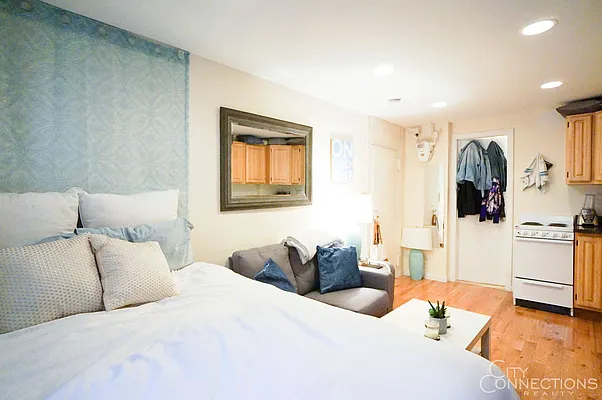 Rented by City Connections Realty | media 15