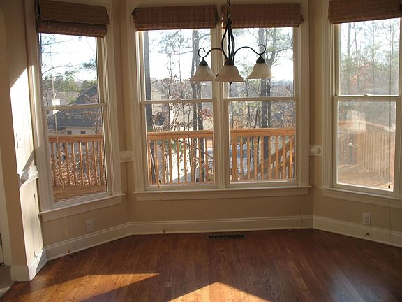 Bay windows in thes unny kitchen