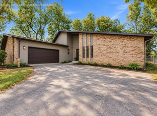 3611 Kingsway Dr, Crown Point, IN 46307