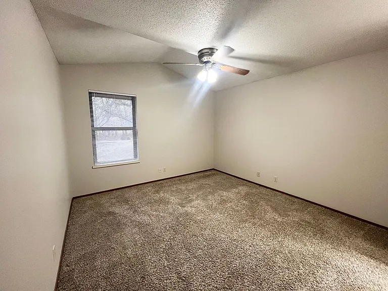 Oakridge Apartments — Photo 23