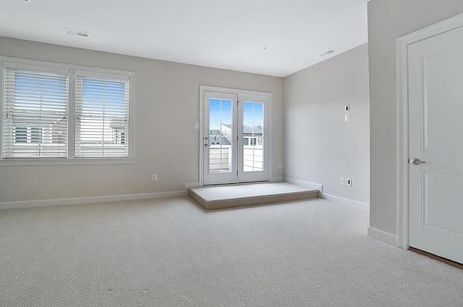 4thFloor_LivingArea_1
Extra bedroom or office, it is your choice!