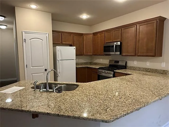 734 Red Pine Dr — Photo 3