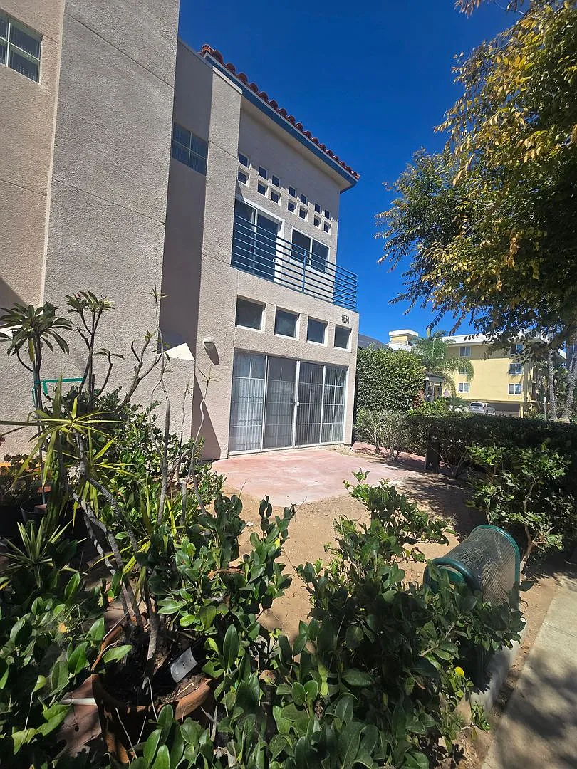 Three Bedroom Townhouse in Pacific Beach - Garage Parking - Remodeled — Photo 2