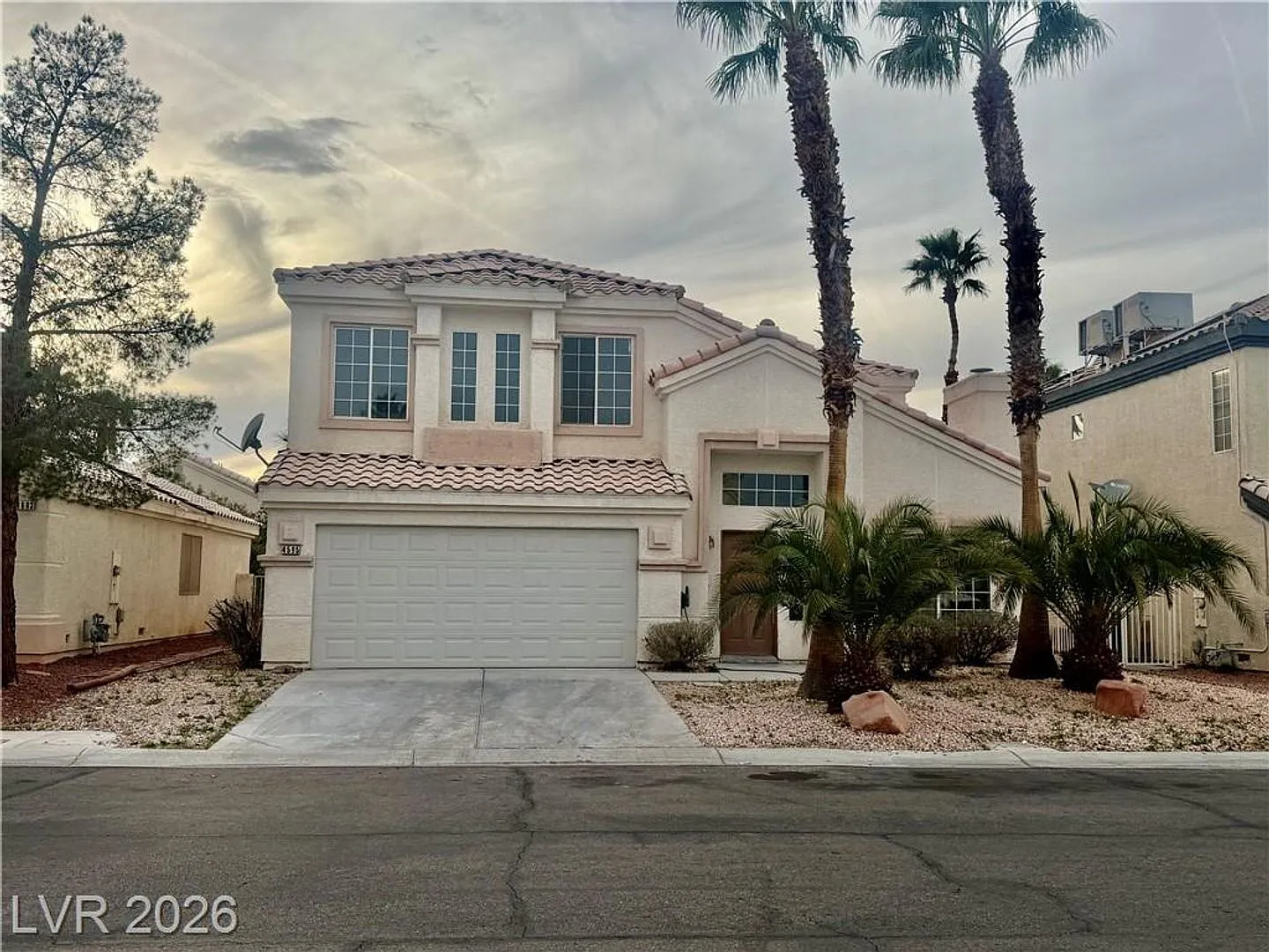 Beautiful Open Floor Plan. 3 Bedrooms, 2.5 Bathroom. Located Southwest. Near Shopping, Schools An... — Photo 1