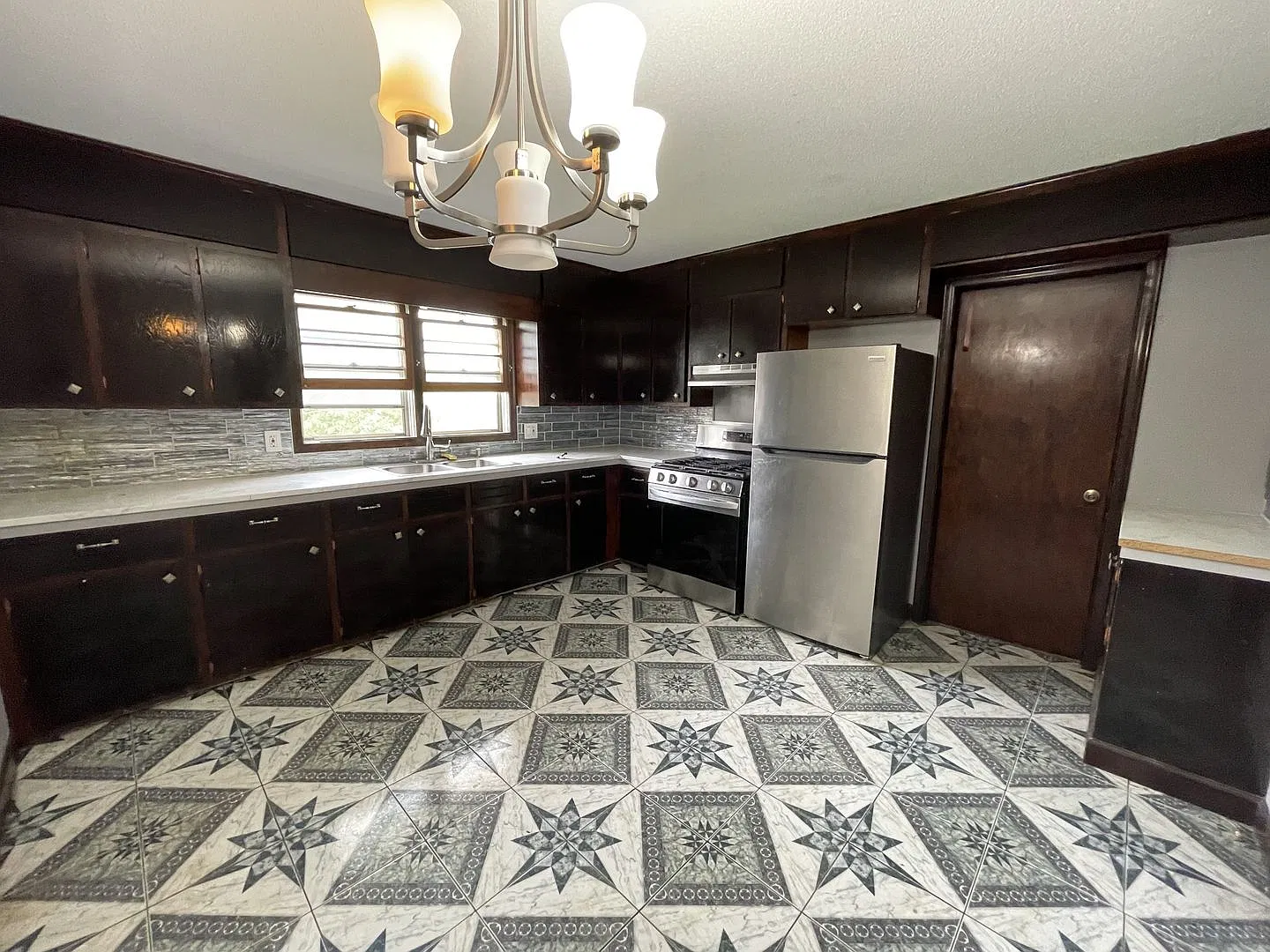 6811 S 51st St 4 Bed/2 Bath in South Omaha | Hardwood Floors, Finished Basement, Two Garages — Photo 4