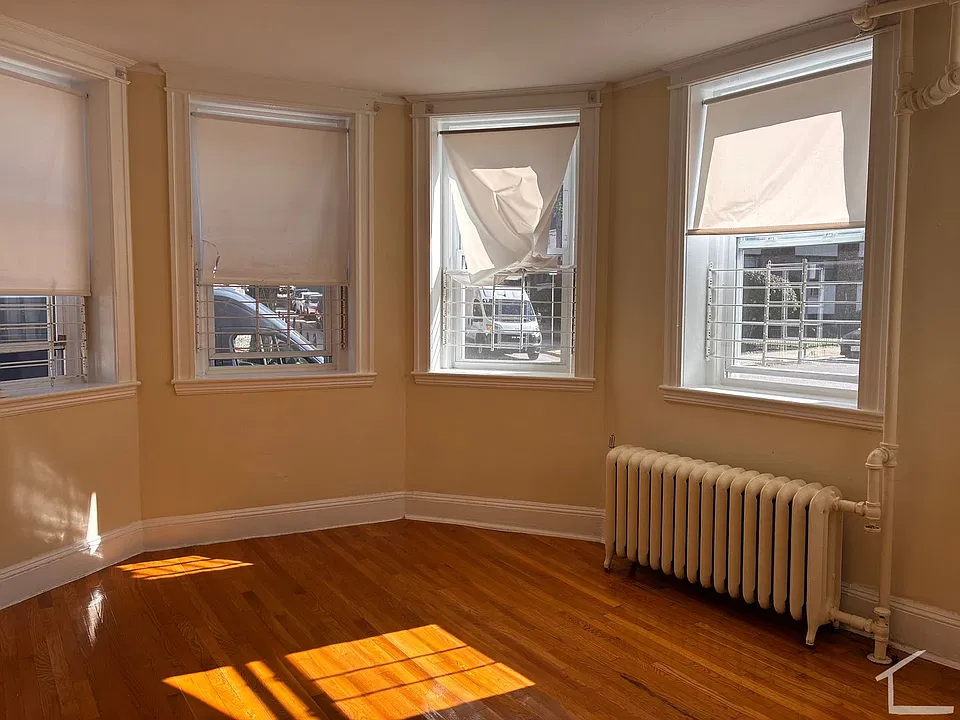 60 Woodstock Ave #2L