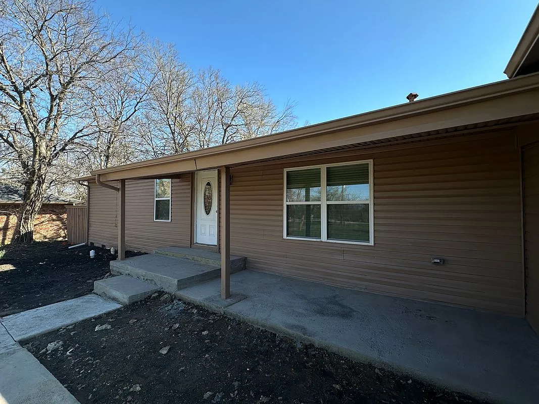 5 bed, 2.0 bath, 2032 sqft, $2,500 — Photo 3
