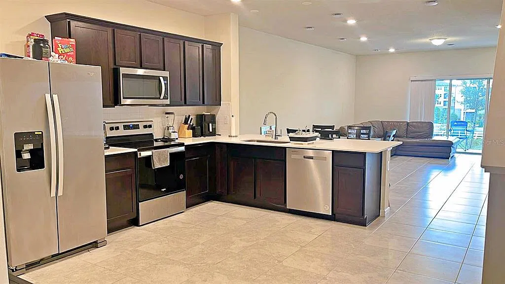 3 bed, 2.5 bath, 1699 sqft, $1,995 — Photo 3
