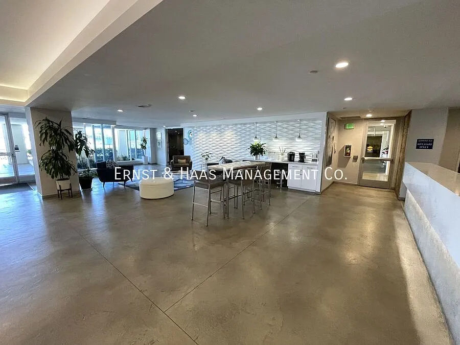 Charming 1-Bedroom Condo With Stunning Panoramic Views of Harbor and Ocean! — Photo 3
