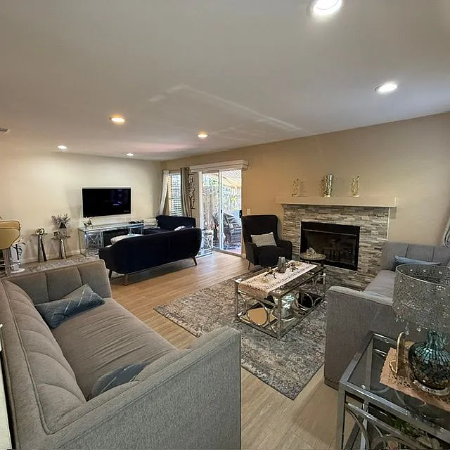 3 bed, 2.5 bath, 1688 sqft, $3,950 — Photo 2