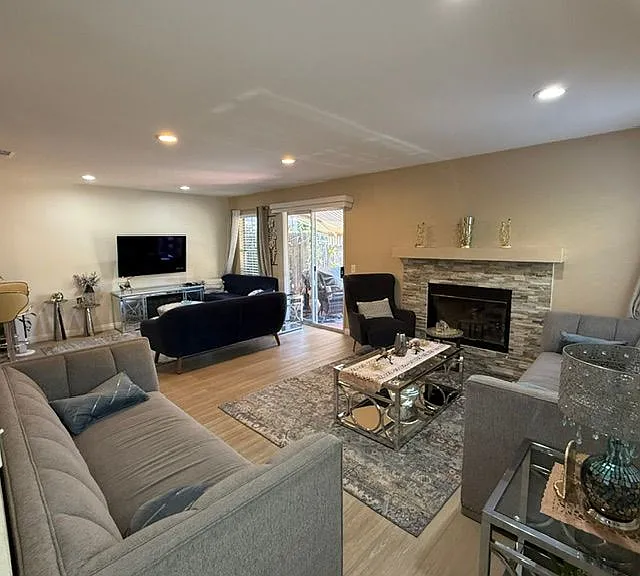 1074 Sumner Pl — Photo 2